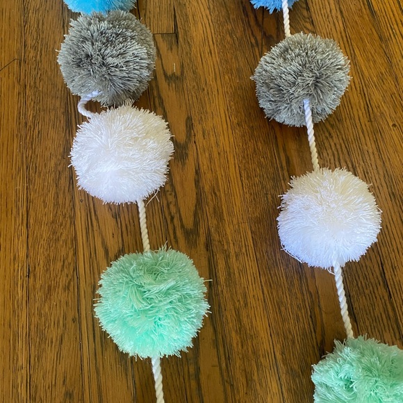 Two large pom-poms - Picture 3 of 4